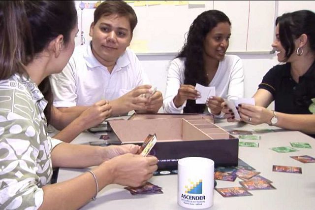 Alunos de Administração Constroem Jogo de Tabuleiro 
