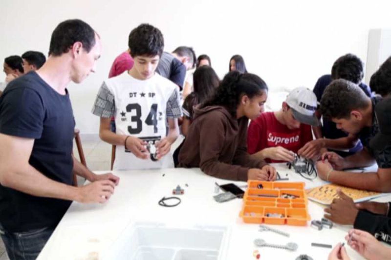 Entrega dos Kits Robos