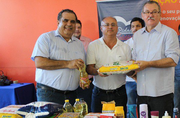 UNIPAM, FEPAM e DCE entregam alimentos para entidades beneficentes