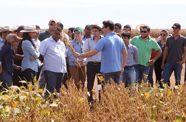 Alunos de Agronomia participam de Dia de Campo