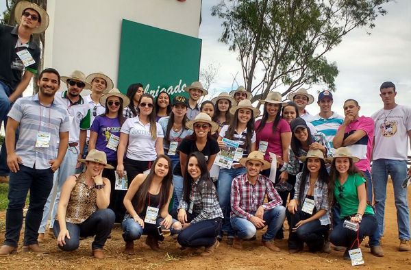 Alunos de Medicina Veterinária e Zootecnia participam de Dia de Campo