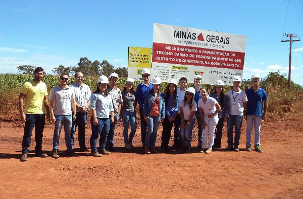 Alunos de Engenharia Civil visitam obras da Rodovia LMG 743