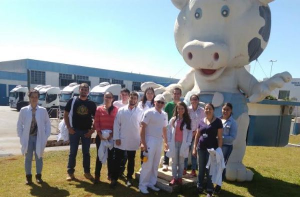 Alunos de Medicina Veterinária visitam empresa CEMIL