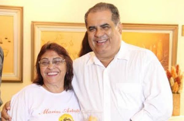 Reitor do UNIPAM recebe troféu “Maria Mercedes Caixeta”