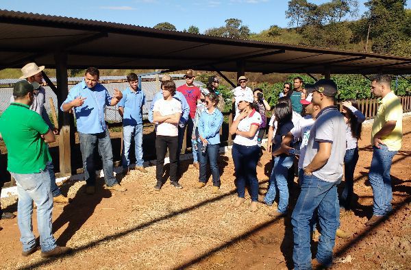 Alunos de Zootecnia visitam fazenda com modelo Compost Barn