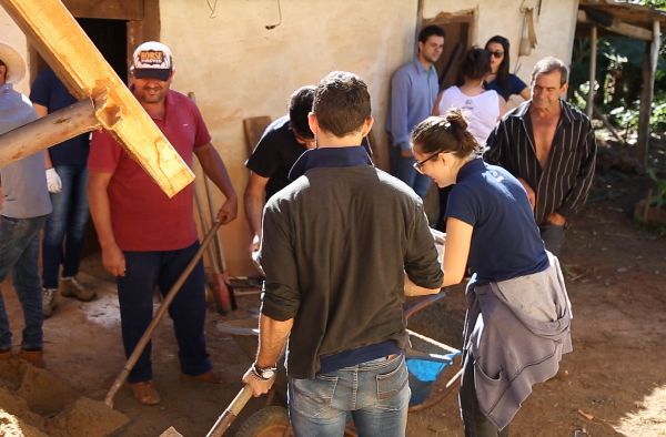 Alunos de Engenharia Ambiental instalam fossa ecológica na zona rural