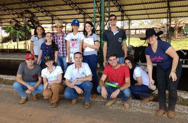 Alunos de Zootecnia participam de aula prática na Fazenda Belvedere