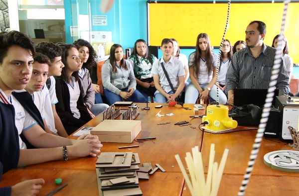 Alunos de Engenharia Mecânica lançam projeto “Pequenos Engenheiros” em Patos de Minas