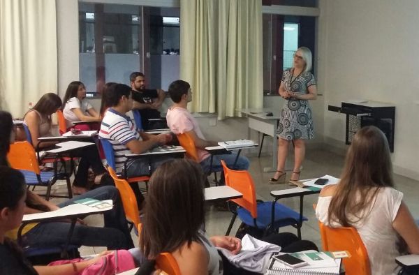 Gerente da Farol Incubadora ministra palestra para alunos de Medicina Veterinária