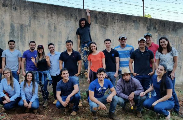 Alunos de Agronomia plantam pomar em Escola Municipal