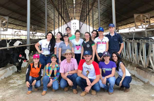 Alunos de Zootecnia participam de aula prática em Lagoa Grande