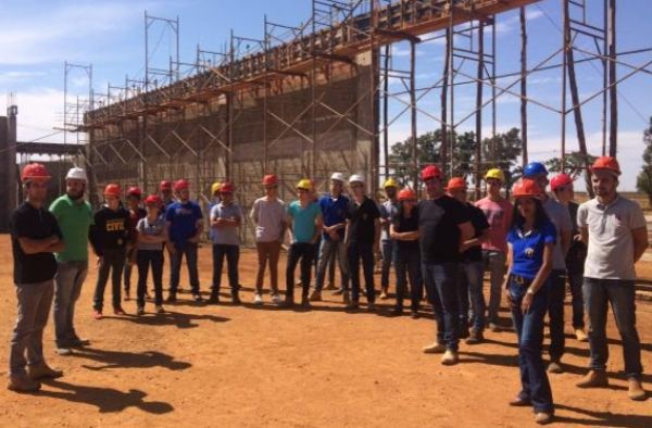 Alunos de Engenharia Civil visitam obras do Centro de Convenções