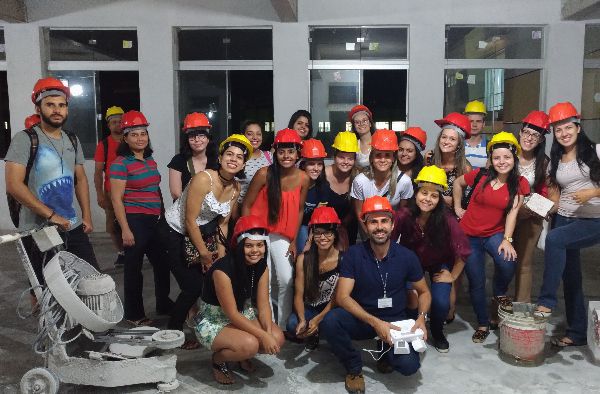 Alunos de Arquitetura e Urbanismo visitam obras de ampliação do Campus