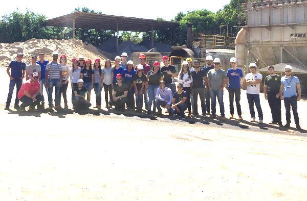 Alunos de Engenharia Civil visitam obras de pavimentação e usina de asfalto 