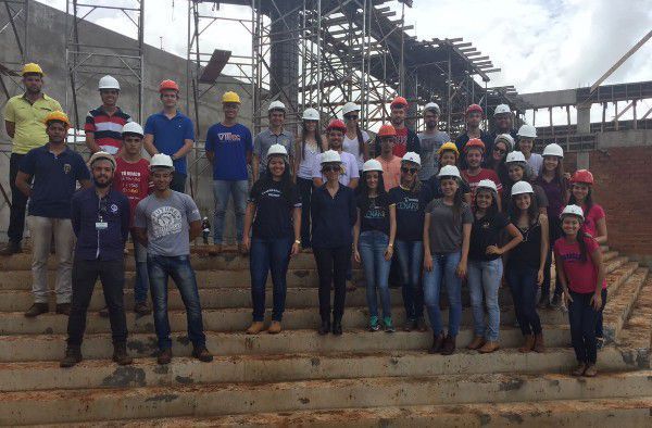 Alunos de Engenharia Civil visitam Centro de Convenções