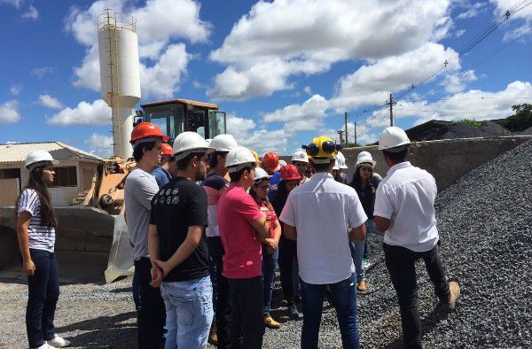 Alunos de Engenharia Civil visitam concreteira Terra Minas