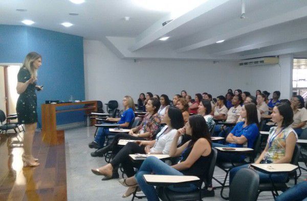 Ex-aluna do UNIPAM ministra palestra em Belo Horizonte