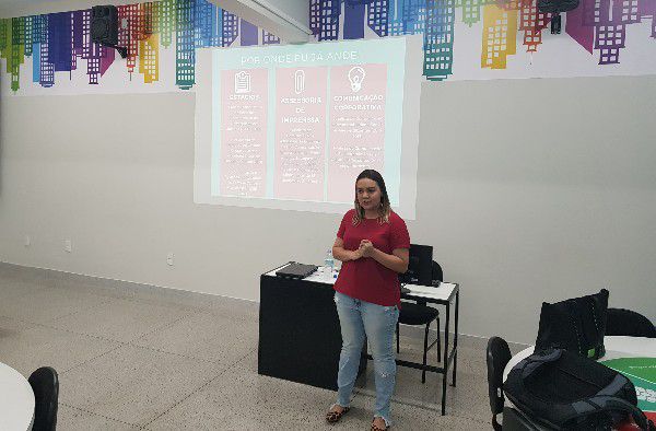 Alunos do Jornalismo participam de palestra com assessora de comunicação da Galvani