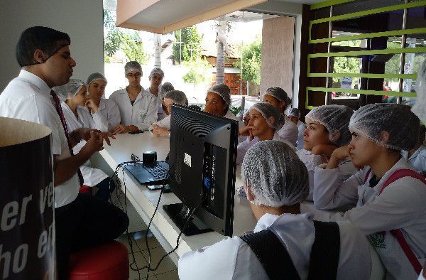 Alunos de Medicina Veterinária visitam McDonald’s