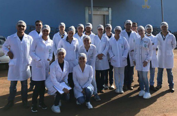 Alunos de Medicina Veterinária visitam abatedouro de aves