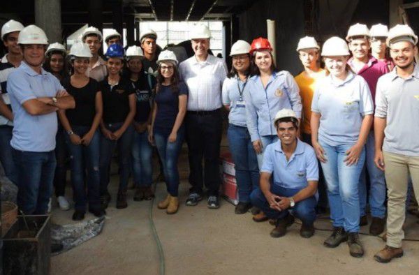 Alunos de Engenharia Civil visitam obra do Sicoob Credicopa