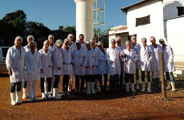 Alunos de Medicina Veterinária visitam AVIPAN