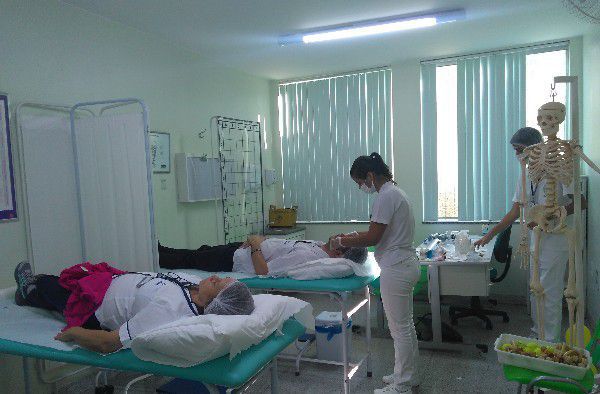 Alunos de Fisioterapia realizam ação em comemoração ao “Dia do Trabalhador”