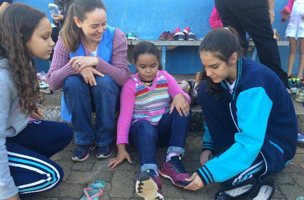 UNIPAM entrega cerca de 400 pares de sapatos para alunos do Programa Viva Cristavo