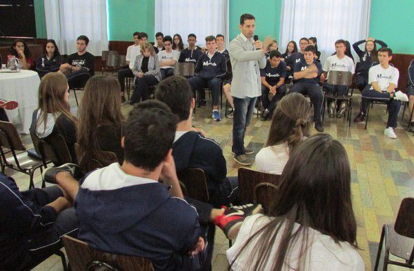 Coordenador dos cursos de Comunicação Social participa de debate no Colégio Marista