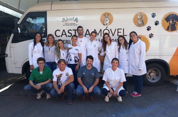 Alunos de Medicina Veterinária participam do “Projeto Castra Móvel”