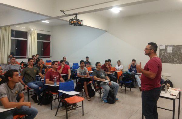 Alunos de Engenharia Elétrica participam de aula prática sobre “Fibra Ótica”