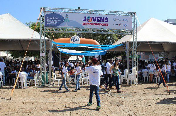 Feira do “Projeto Jovens Empreendedores” reúne milhares de pessoas na Praça do antigo Fórum