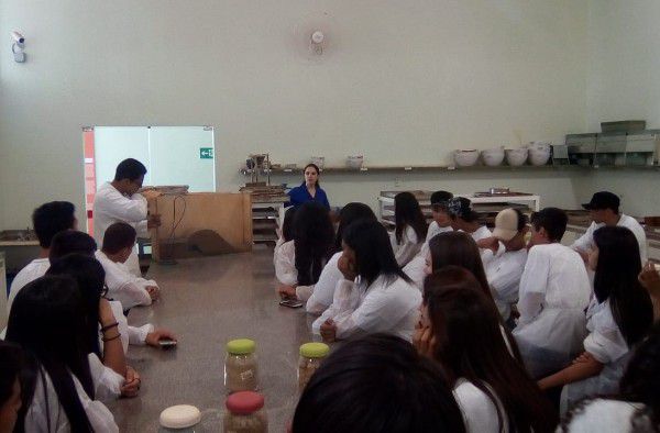 Estudantes de Lagoa Formosa visitam laboratórios do UNIPAM