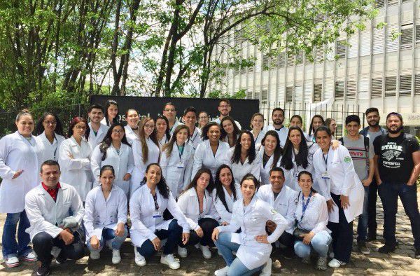 Alunos do UNIPAM visitam Hospital Universitário da USP