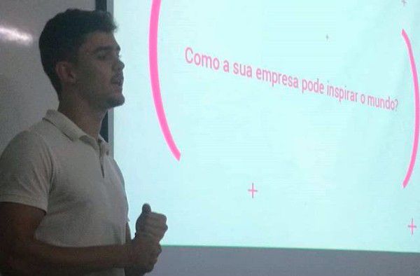 Alunos de Gestão Comercial fazem estudo de caso em empresa incubada pela Farol