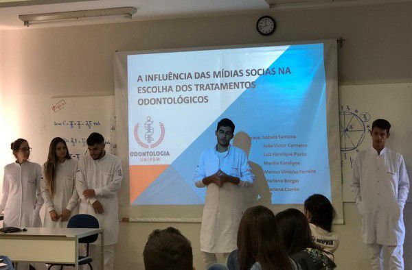 Alunos de Odontologia ministram palestra para estudantes do Ensino Médio