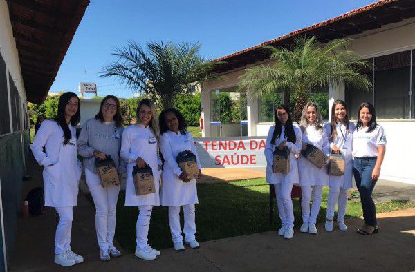 Alunas da Nutrição participam de evento na CEMIL