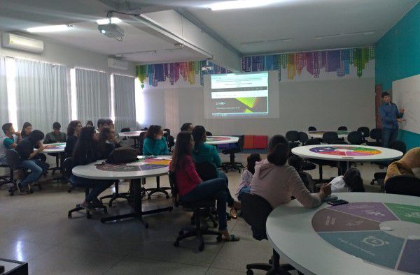 Alunos do Ensino Médio participam de palestra sobre “Comércio Internacional”