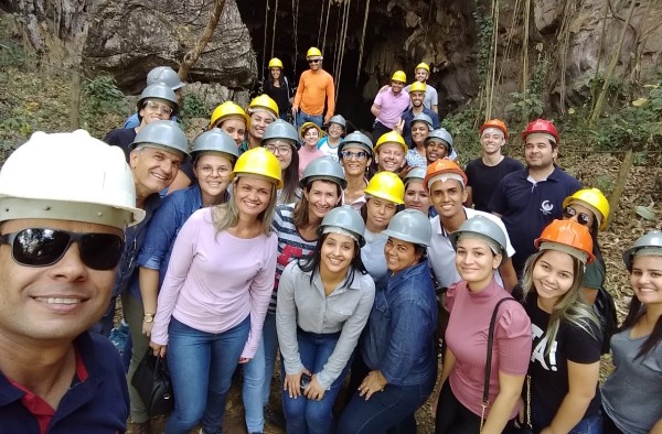 Alunos do UNIPAM visitam a empresa NEXA