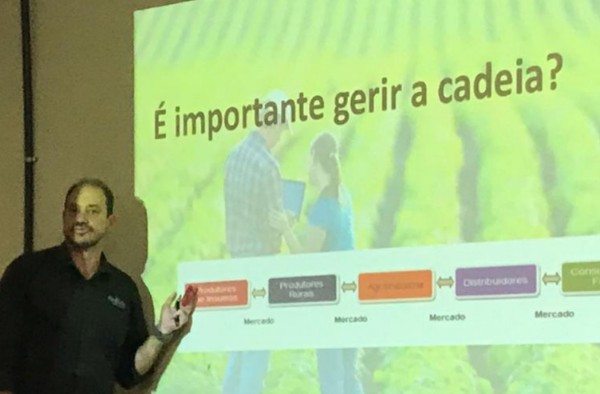 Aluno de Tecnologia em Agronegócio ministra palestra em Coromandel