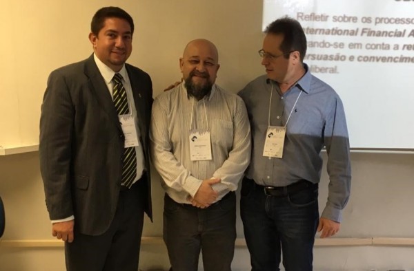 Professor do UNIPAM apresenta trabalho na Universidade de Brasília