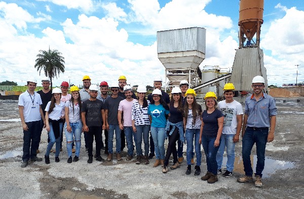 Alunos de Engenharia Civil visitam a empresa Concreta Soluções