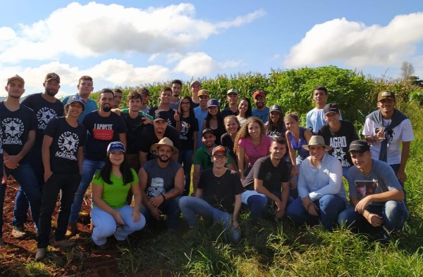 Alunos de Agronomia participam de implantação do “Dia de Campo”