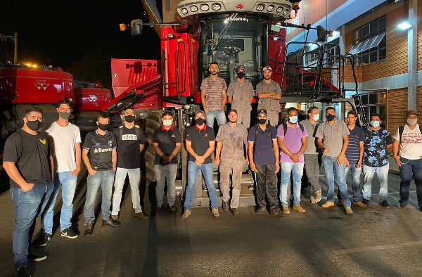 Alunos de Mecânica de Precisão com ênfase em Agricultura de Precisão realizam aula prática na REDEMAQ