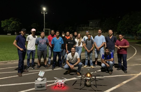 Alunos de Agricultura de Precisão participam de aula prática sobre o uso de drones no controle biológico de lavouras