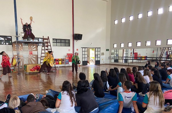 TUPAM apresenta peça teatral para alunos do Colégio Universitário