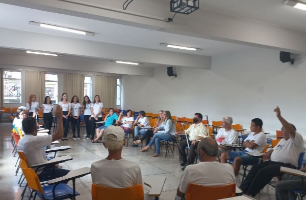 Alunas de Fisioterapia ministram palestra para participantes da Associação dos Deficientes Visuais