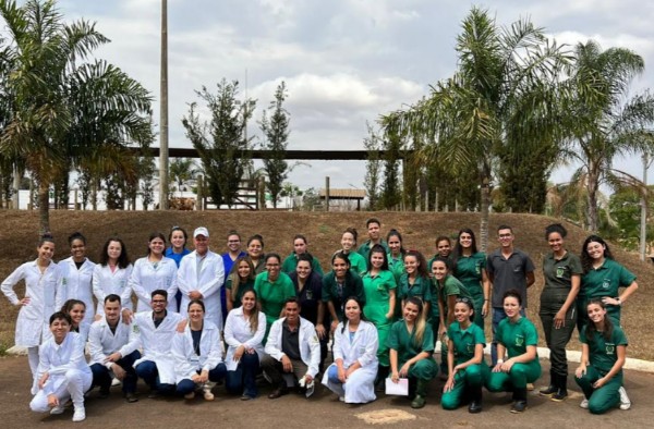 Alunos de Medicina Veterinária participam de treinamento de necropsia em suínos