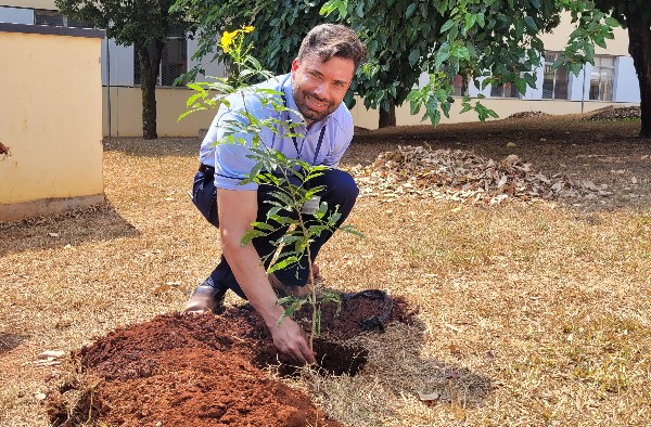 UNIPAM promove plantio de mudas em comemoração ao “Dia da Árvore”