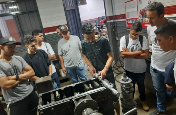 Alunos de Agricultura de Precisão participam da aula prática na empresa Redemaq